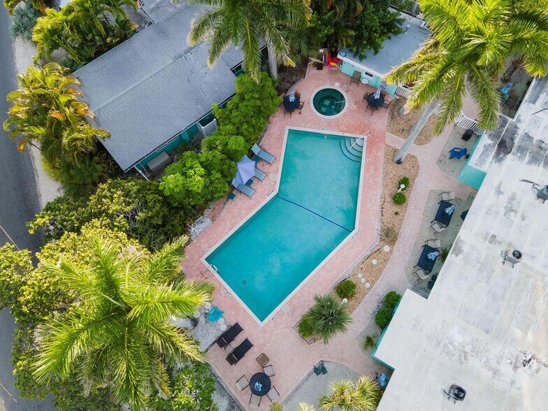 More Photos Of 808 N Bay Blvd, Anna Maria Hotel For Sale