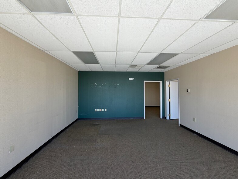 More Photos Of 2233 E 52nd St, Odessa General Retail For Lease