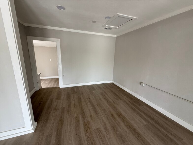 More Photos Of 2809 Market St, Baytown Office Residential For Lease
