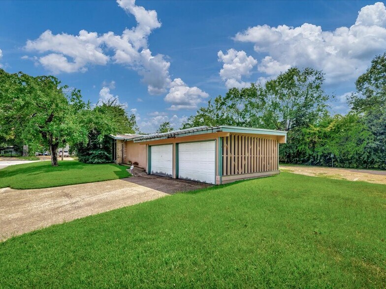 More Photos Of 900 Ellis Ave, Lufkin General Retail For Sale