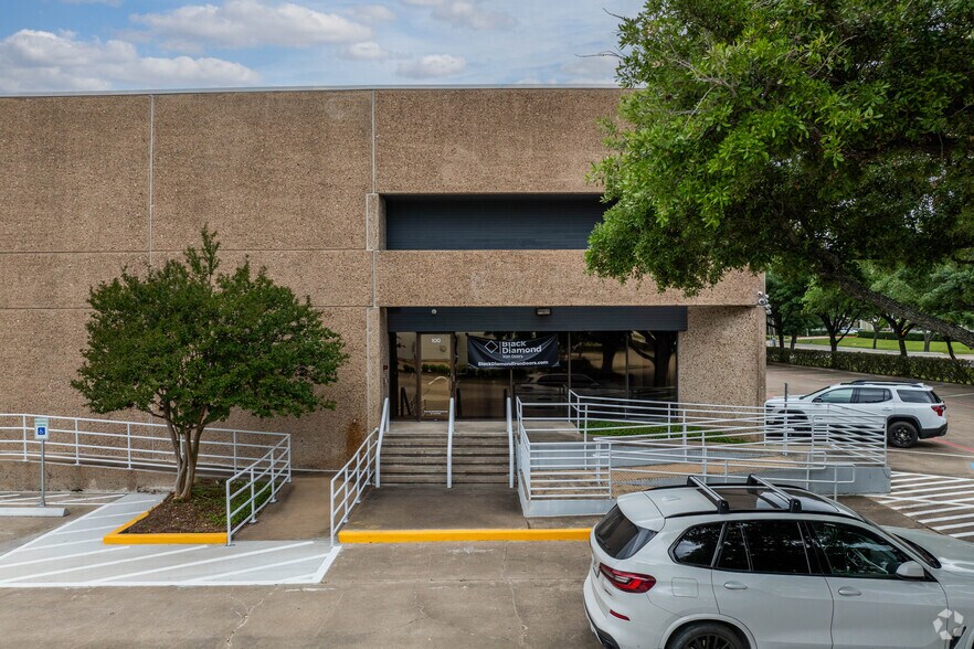 More Photos Of 12505 Reed Rd, Sugar Land Warehouse For Lease