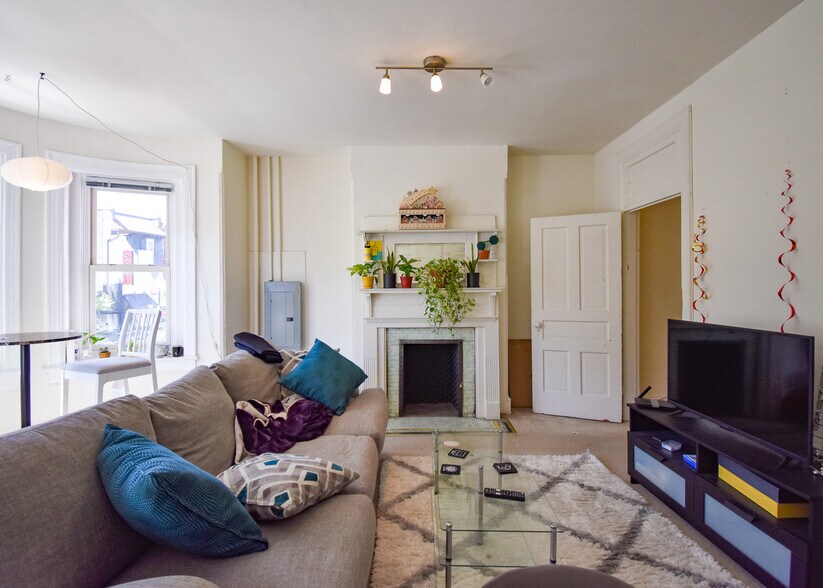 More Photos Of 2337 18th St NW, Washington Storefront Retail Residential For Lease