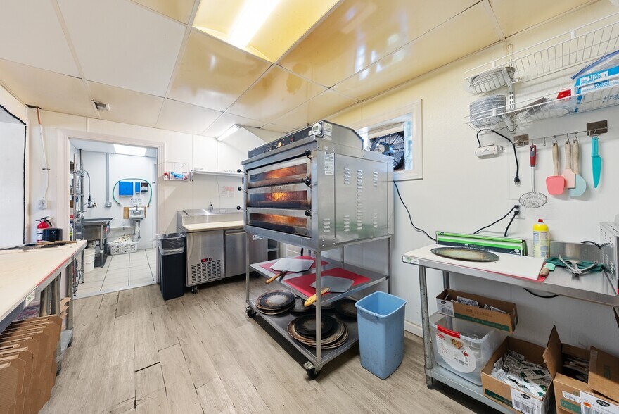 More Photos Of 7697 E Harbor Rd, Lakeside Marblehead Convenience Store For Sale