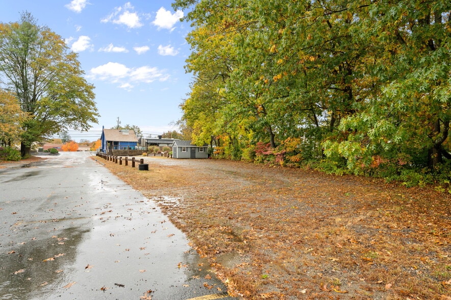 More Photos Of 17 S Main St, Brooklyn Freestanding For Sale