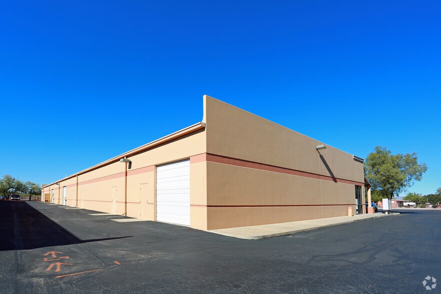More Photos Of 2005 W Ruthrauff Rd, Tucson Showroom For Lease