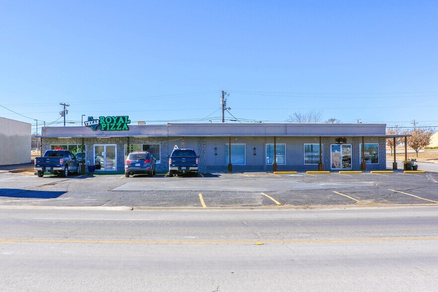 More Photos Of 200-202 S Ridgeway Dr, Cleburne Storefront Retail Office For Sale