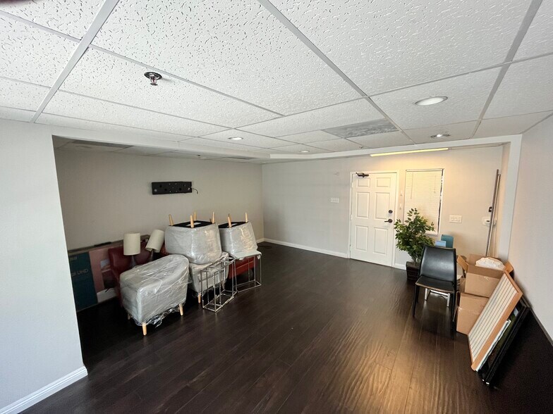 More Photos Of 11712 Moorpark St, Studio City Loft Creative Space For Lease