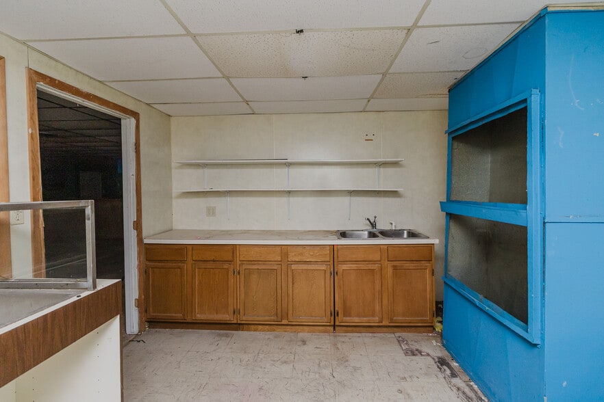 More Photos Of 1015 S Meridian Ave, Wichita Auto Repair For Sale