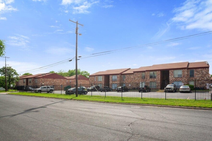 More Photos Of 1105 N 18th St, Killeen Apartments For Sale