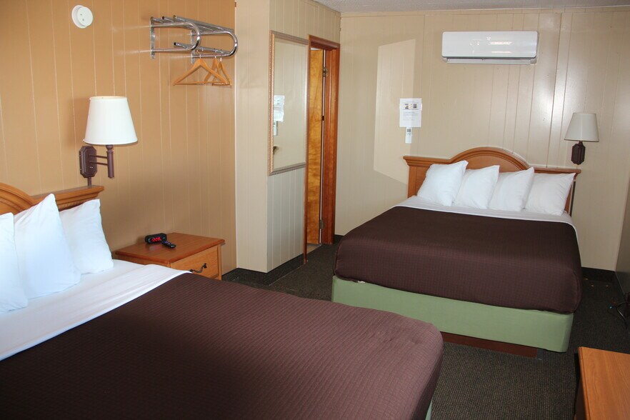 More Photos Of 115 N River St, Chamberlain Hotel For Sale