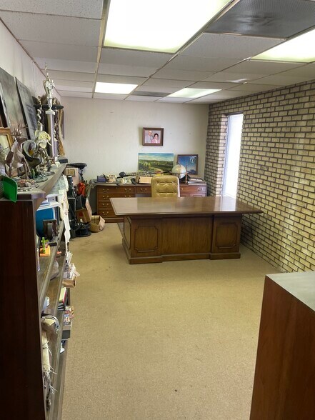 More Photos Of 1315 Caddo St, Cleveland Industrial For Sale
