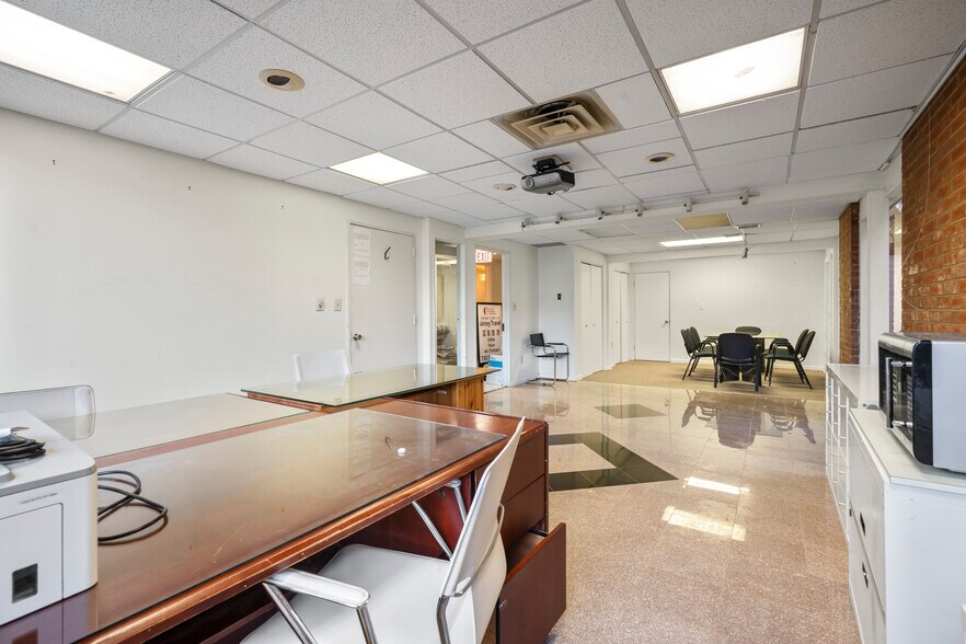 More Photos Of 18 Sheppard Pl, Edison Office For Lease