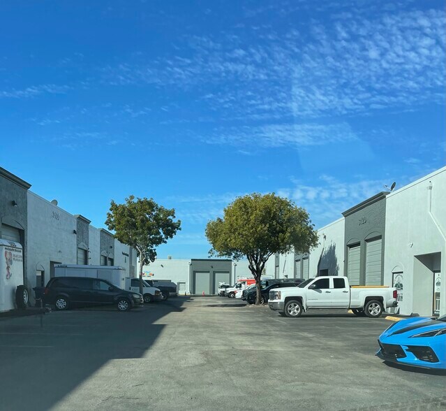 More Photos Of 3140 W 84th St, Hialeah Warehouse For Lease