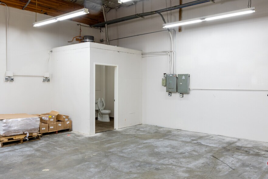 More Photos Of 1310-1314 Ross St, Petaluma Warehouse For Lease