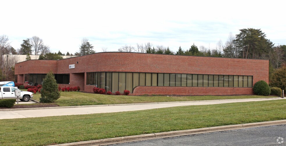 More Photos Of 4214 Beechwood Dr, Greensboro Flex For Lease