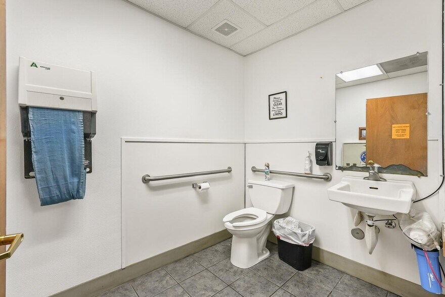 More Photos Of 555 N Pacific Hwy, Woodburn Auto Repair For Sale