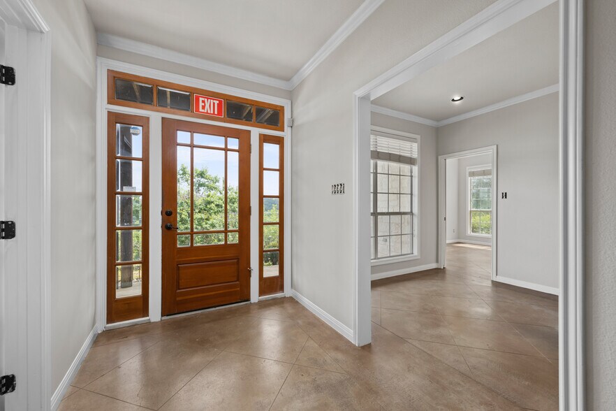 More Photos Of 19019 TX-71, Spicewood Office Residential For Lease