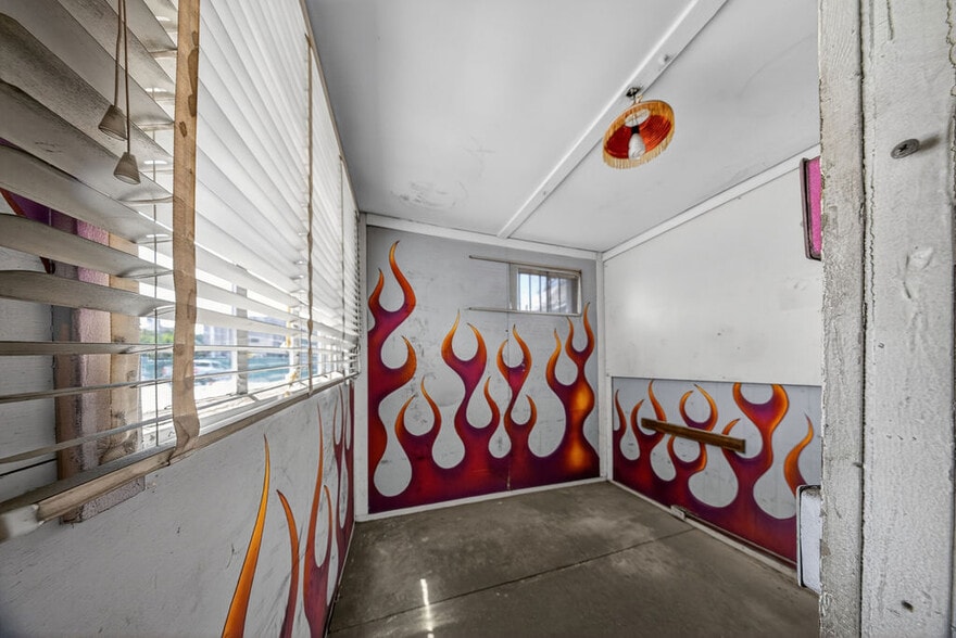 More Photos Of 959 Gower St, Los Angeles Auto Repair For Lease