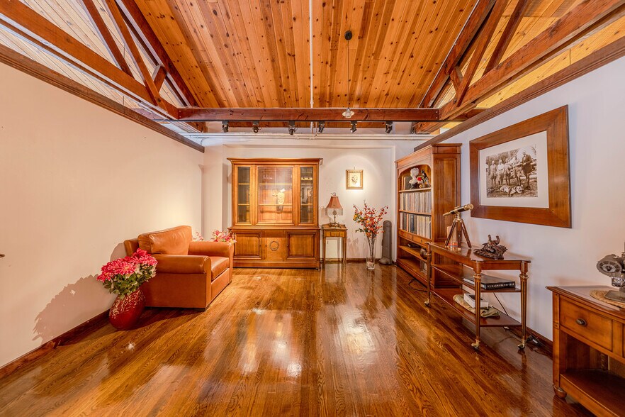 More Photos Of 560 Main St, Fort Lee Freestanding For Sale