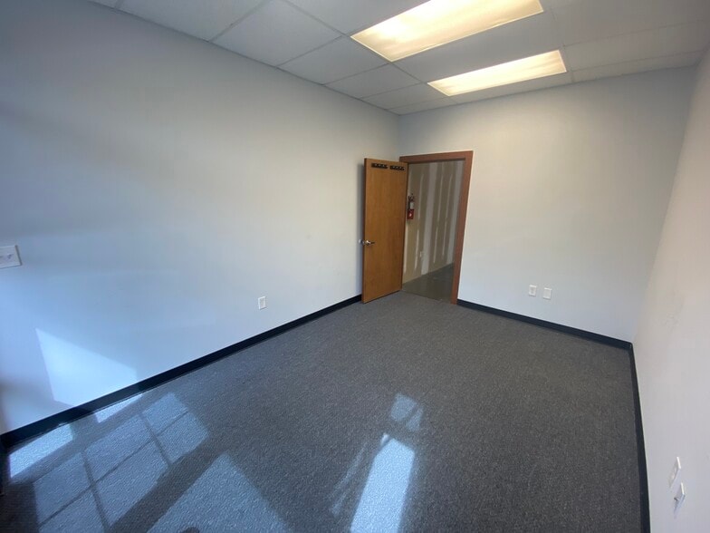 More Photos Of 658 Griffith Rd, Charlotte Warehouse For Lease