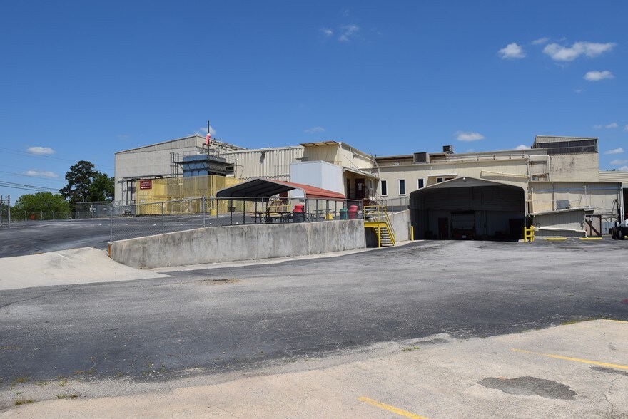 More Photos Of 635 Kingsbridge Rd, Carrollton Distribution For Lease