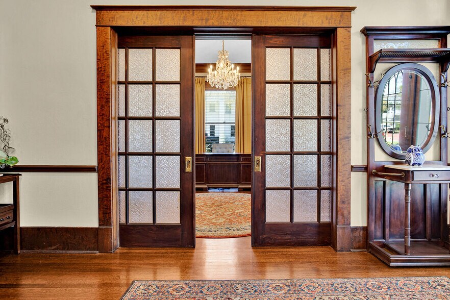 More Photos Of 313 E Charnwood St, Tyler Office For Lease