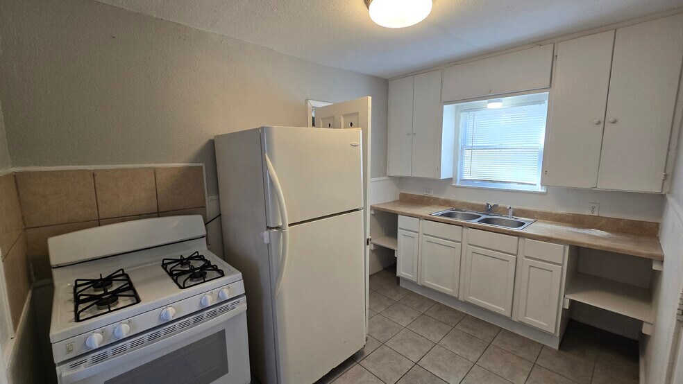 More Photos Of 323 Claremont Ave, San Antonio Multifamily For Sale