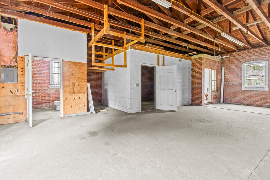 More Photos Of 470 N 4th St, Aurora Freestanding For Sale