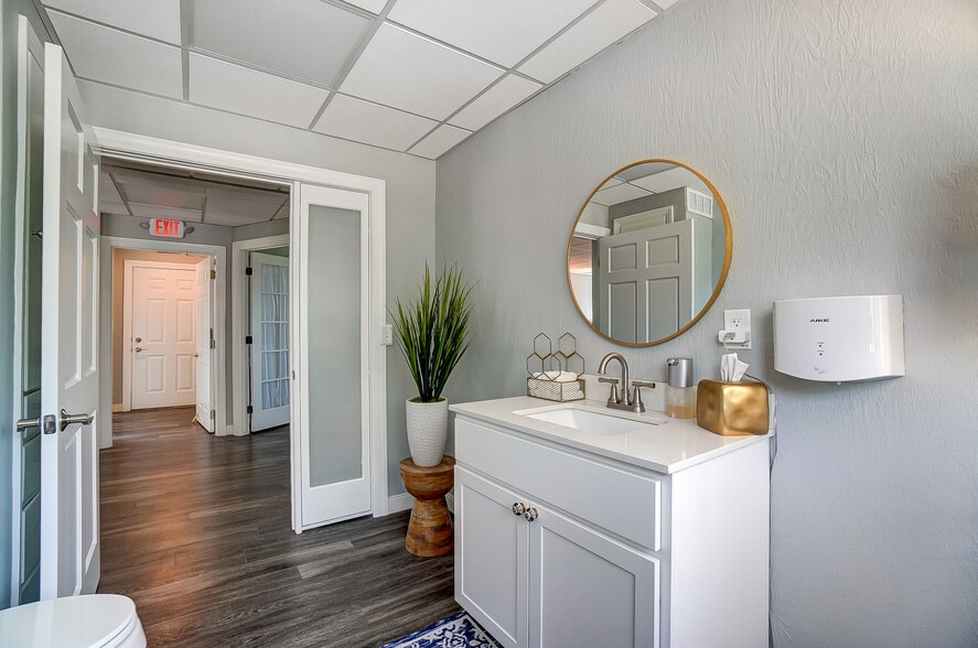 More Photos Of 235 W Franklin St, Centerville Storefront Retail Office For Lease