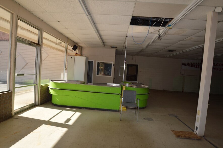 More Photos Of 8111 Main St, Ray City Storefront For Sale
