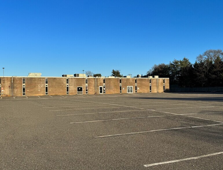 More Photos Of 420-424 Crossways Park Dr, Woodbury Industrial For Sale