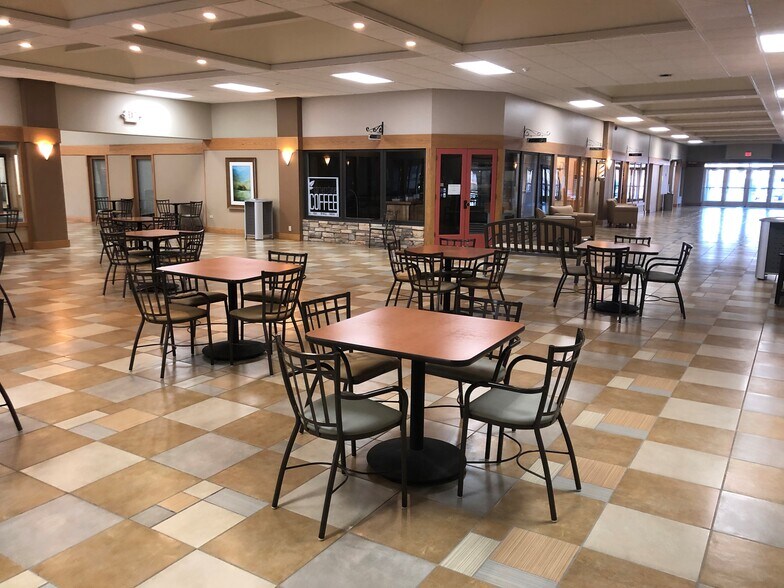 More Photos Of 1604 1st St S, Willmar Storefront For Sale