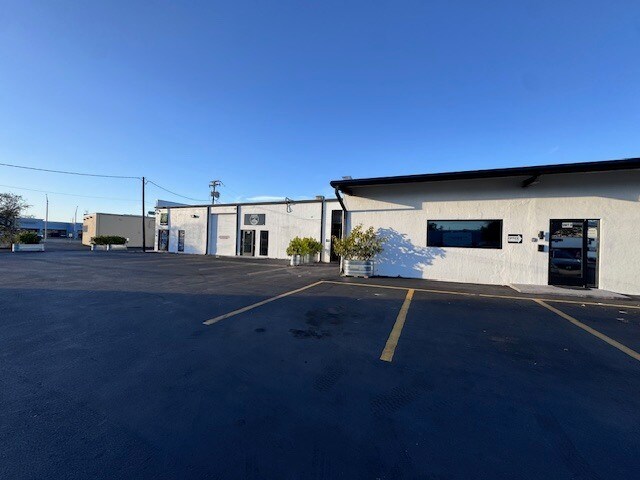 More Photos Of 2030-2046 Harvard St, Sarasota Showroom For Lease