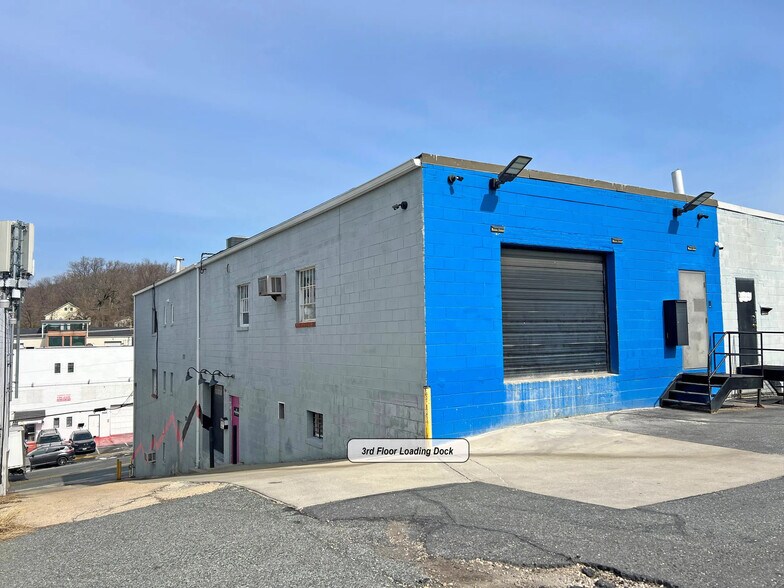 More Photos Of 4216 Howard Ave, Kensington Showroom For Lease