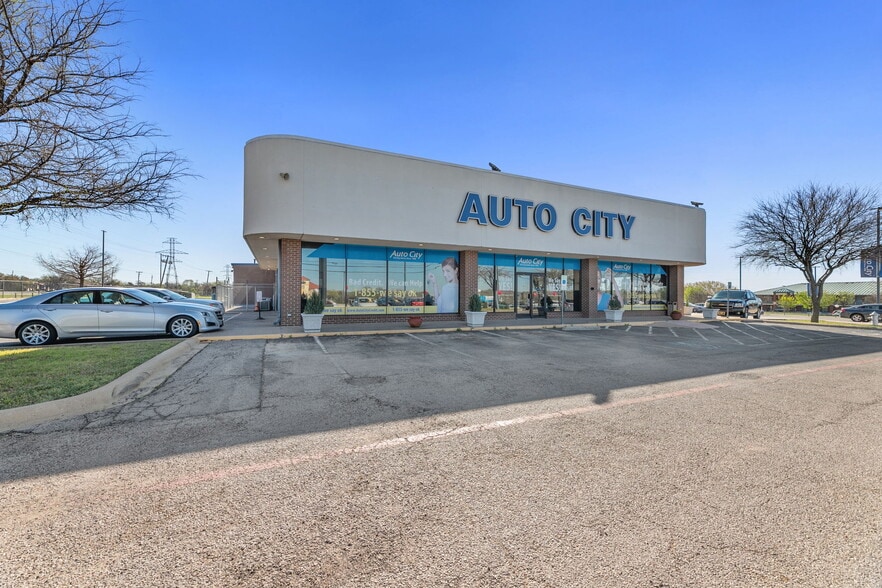 Primary Photo Of 940 N I-35 E, Lancaster Auto Dealership For Lease