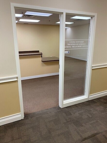 More Photos Of 22 W Calendar Ct, La Grange Office For Lease