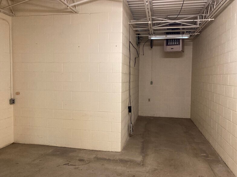 More Photos Of 3901 Lefferson Rd, Middletown Warehouse For Lease