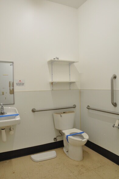 More Photos Of 704 W 3rd Ave N, Aurora Freestanding For Sale