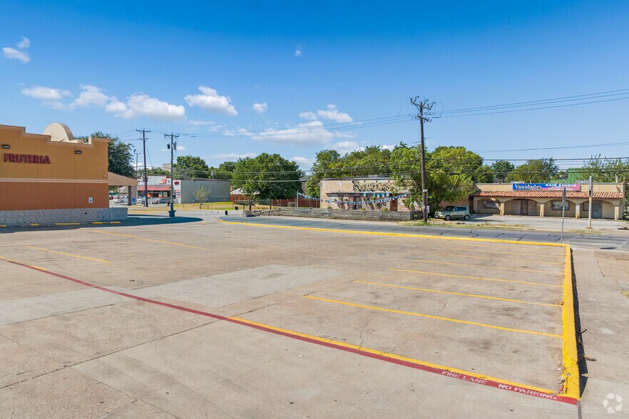 More Photos Of 2420 N Fitzhugh Ave, Dallas Supermarket For Lease