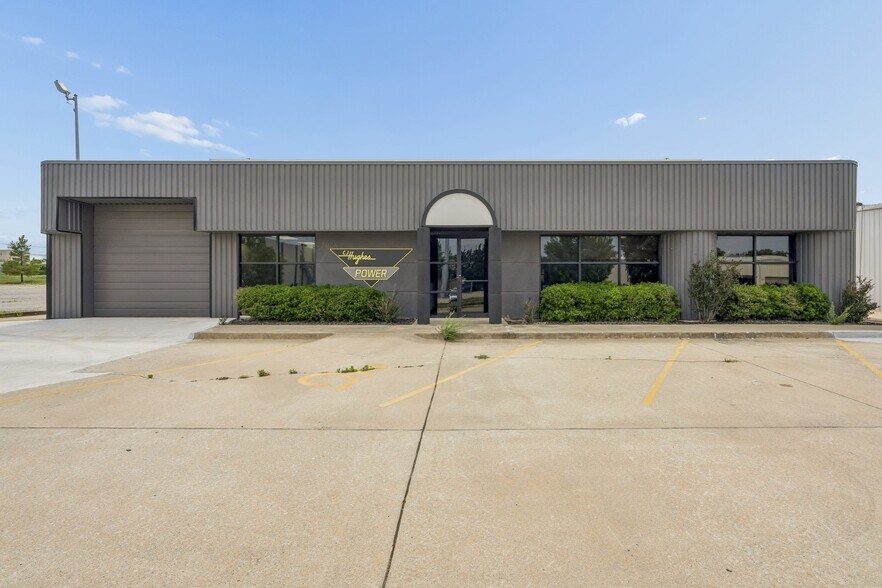 More Photos Of 7925 N Wilshire Ct, Oklahoma City Manufacturing For Sale