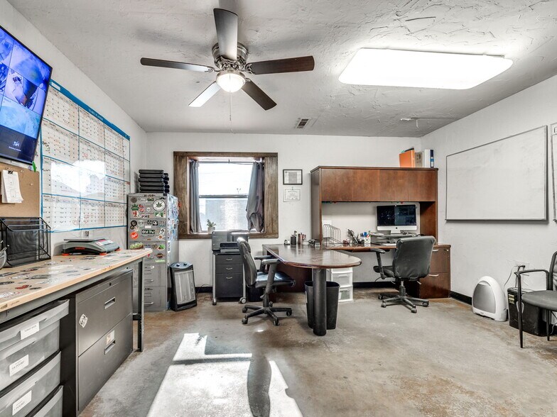 More Photos Of 212 W Main St, Shawnee Storefront Retail Office For Lease