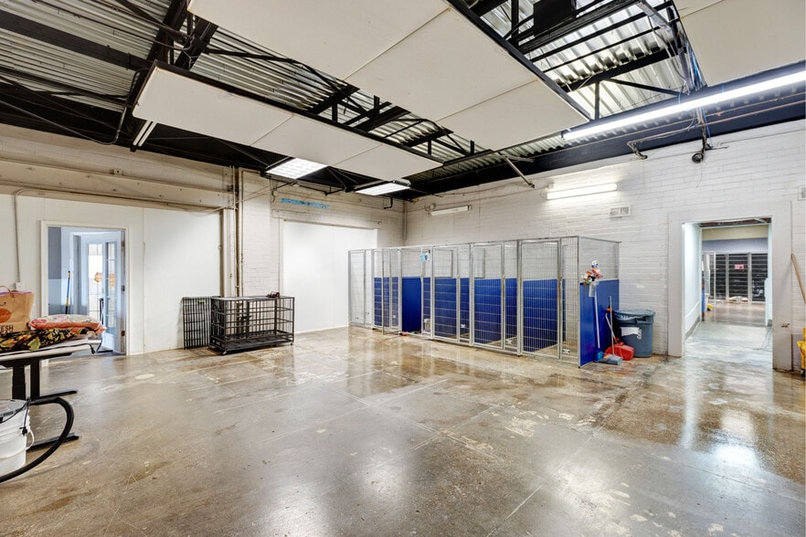 More Photos Of 5918 Broadmoor St, Mission Freestanding For Lease