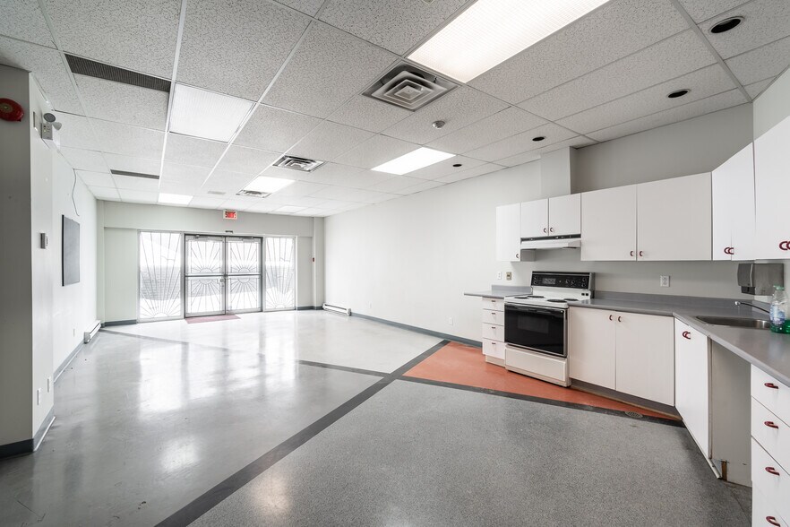 More Photos Of 13200 Boul Métropolitain E, Montréal Office For Sale