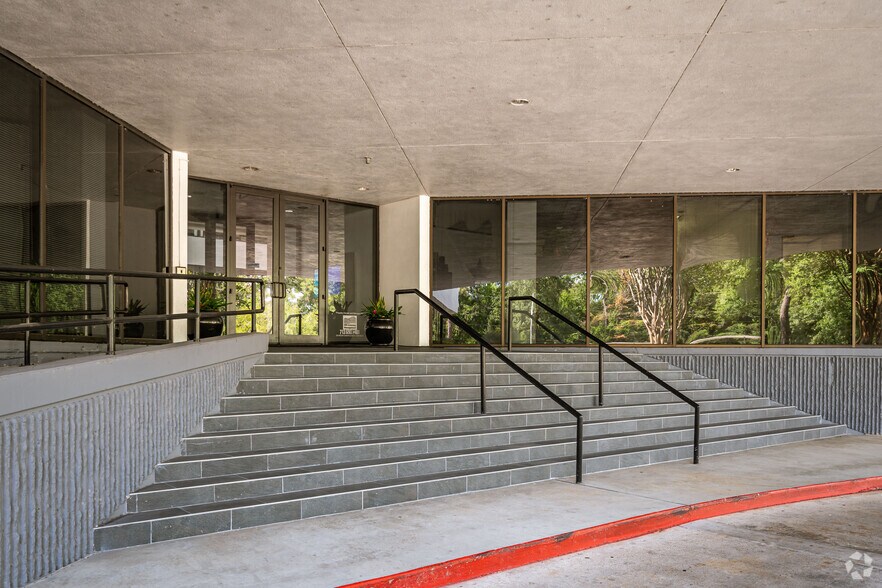 More Photos Of 110-140 Cypress Station Dr, Houston Unknown For Lease