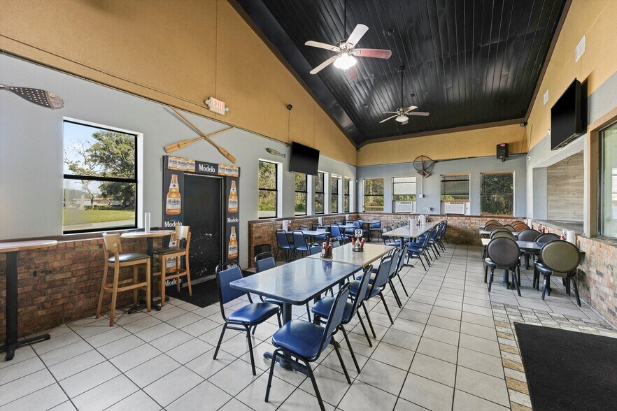 More Photos Of 918 W Plantation Dr, Clute Restaurant For Sale
