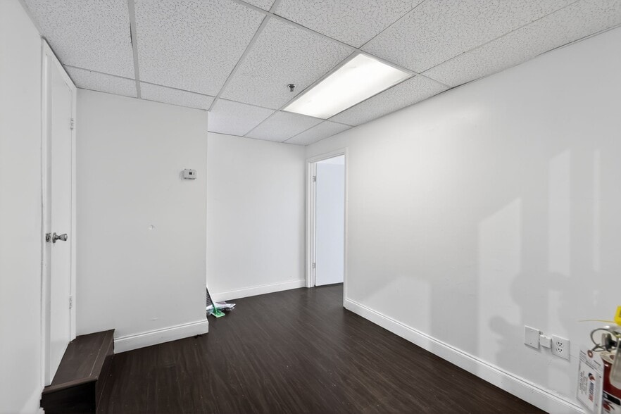 More Photos Of 7080-7088 NW 50th St, Miami Warehouse For Sale