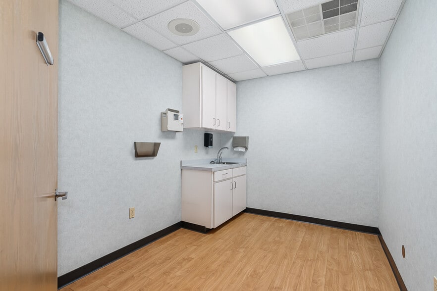 More Photos Of 810 Lindsay St, High Point Medical For Sale