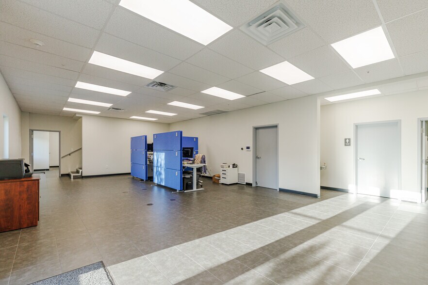 More Photos Of 8280 Consumer Ct, Sarasota Light Manufacturing For Sale