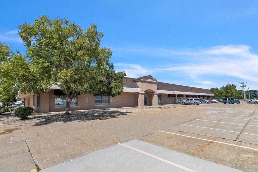 More Photos Of 206 W Anthony Dr, Champaign Medical For Lease