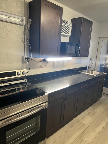 More Photos Of 4615 N 34th St, Tampa Warehouse For Sale